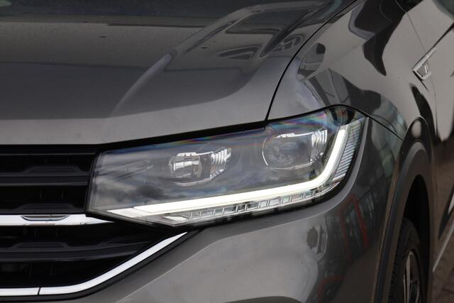 Volkswagen T-Cross 1.0 TSI Style Door ons geleverd en onderhouden, achteruitrijcamera (Rear View), parkeersensoren voor en achter (PDC), navigatie, 2-zone climatronic, adaptieve cruise control (ACC), privacy glas, digital cockpit pro, elektrisch verstel-, verwarm- en inklapbare buitenspiegels, multifunctioneel lederen stuurwiel, grootlichtassistent (Light Assist), dodehoekdetectie (Side Assist), draadloze telefoonlader, keyless go & entry etc.
