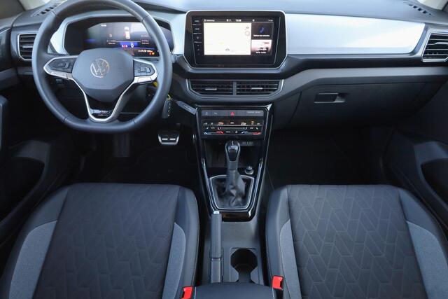 Volkswagen T-Cross 1.0 TSI Life Edition 60 maanden / 100.000km garantie, discover pro navigatie, parkeersensoren voor en achter (PDC), dodehoekdetectie (Side Assist), privacy glas, 16" 'Zurich' LMV, verwarmbare voorstoelen, climatronic, draadloos Apple Carplay & Android Auto, draadloze telefoonlader, adaptieve cruise control (ACC), multifunctioneel lederen stuurwiel, ambiente verlichting, regensensor, LED koplampen, elektrisch verstel-, verwarm- en inklapbare buitenspiegels etc.