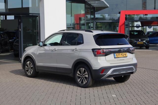 Volkswagen T-Cross 1.0 TSI Life Edition 60 maanden / 100.000km garantie, discover pro navigatie, parkeersensoren voor en achter (PDC), dodehoekdetectie (Side Assist), privacy glas, 16" 'Zurich' LMV, verwarmbare voorstoelen, climatronic, draadloos Apple Carplay & Android Auto, draadloze telefoonlader, adaptieve cruise control (ACC), multifunctioneel lederen stuurwiel, ambiente verlichting, regensensor, LED koplampen, elektrisch verstel-, verwarm- en inklapbare buitenspiegels etc.