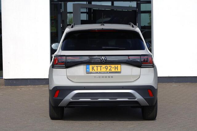 Volkswagen T-Cross 1.0 TSI Life Edition 60 maanden / 100.000km garantie, discover pro navigatie, parkeersensoren voor en achter (PDC), dodehoekdetectie (Side Assist), privacy glas, 16" 'Zurich' LMV, verwarmbare voorstoelen, climatronic, draadloos Apple Carplay & Android Auto, draadloze telefoonlader, adaptieve cruise control (ACC), multifunctioneel lederen stuurwiel, ambiente verlichting, regensensor, LED koplampen, elektrisch verstel-, verwarm- en inklapbare buitenspiegels etc.