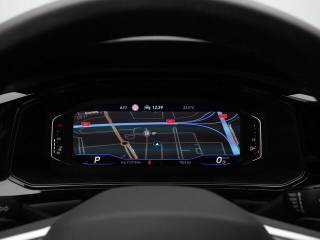 Volkswagen T-Roc 1.5 TSI 150 pk DSG R-Line Business | Trekhaak | Navigatie Discover Pro | IQ Light | Beats | Achteruitrijcamera | Stoelverwarming