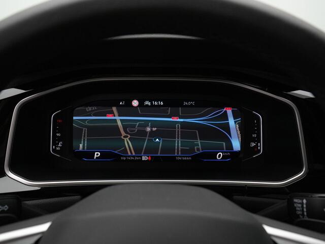 Volkswagen T-Roc 1.5 TSI 150 pk DSG R-Line | Achteruitrijcamera | Navigatie | Adaptive Cruise | Digital Cockpit Pro | Side Assist