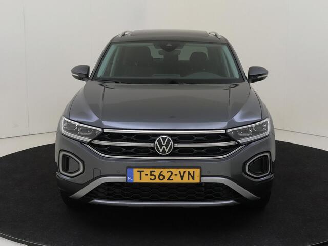 Volkswagen T-Roc 1.5 TSI Style | Panoramadak | Keyless | Achteruitrijcamera | Stoelverwarming | LED matrix verlichting | Parkeerassistent | Masaagefunctie bestuurdersstoel |