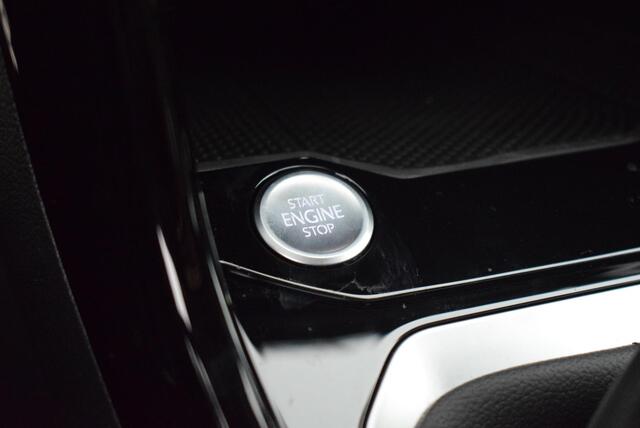 Volkswagen T-Roc 1.5 TSI 150pk DSG R-Line Business Camera Keyless Virtual Cockpit Stoelverwarming Navigatie