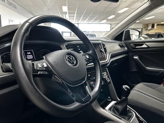Volkswagen T-Roc 1.0 TSI Style/ DAB+/ Airco/ Adaptive Cruise/ Elek. pakket/ Isofix/ Lane-Assist./ Bluetooth/ Armsteun/ Multi. LEDER. Stuur/ 16'' LMV/ PDC V+A/ Extra getint glas/ LED Dagrijverl.