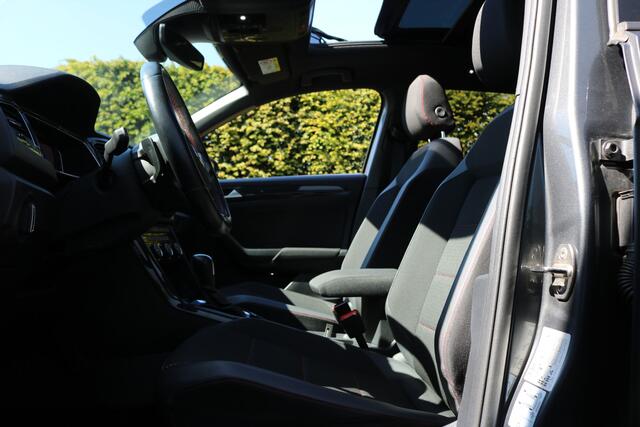 Volkswagen T-Roc 1.5 TSI R-Line (Panoramadak VirtualCockpit ACC Keyless Full-Led Trekhaak PrivacyGlass Pdc V+A)