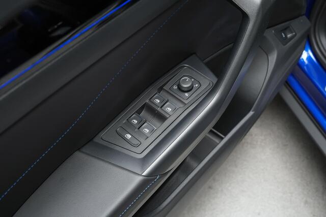 Volkswagen T-Roc R |Akrapovic|elek. achterklep|Beats|Camera|stuurverwarming|Maxton|19"|panoramadak|Maxton|