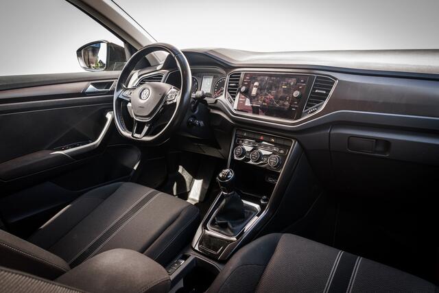 Volkswagen T-Roc 1.5 TSi 150 PK Sport | Adapt. Cruise | Trekhaak | LED | 17 inch LMV | Getint Glas