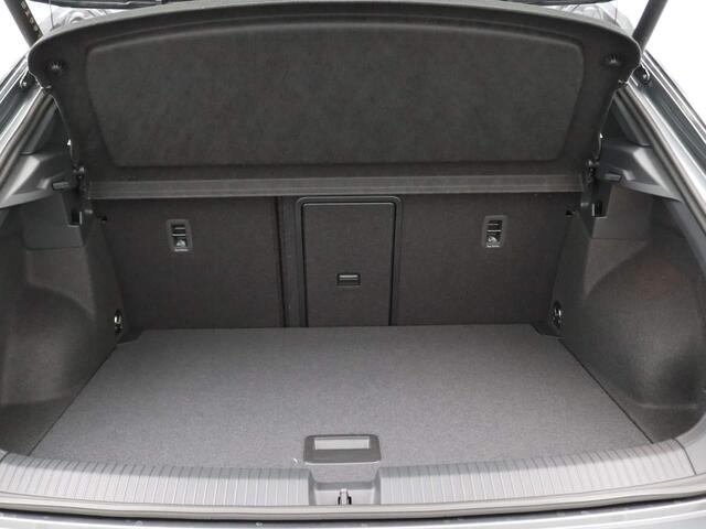 Volkswagen T-Roc 1.5 TSI R-Line Business 150PK DSG Trekhaak afneembaar, LED-Matrix, Keyless Entry & Start, Pano-Schuifdak, Achteruitrijcamera, Travel Assist, 18" LM Velgen