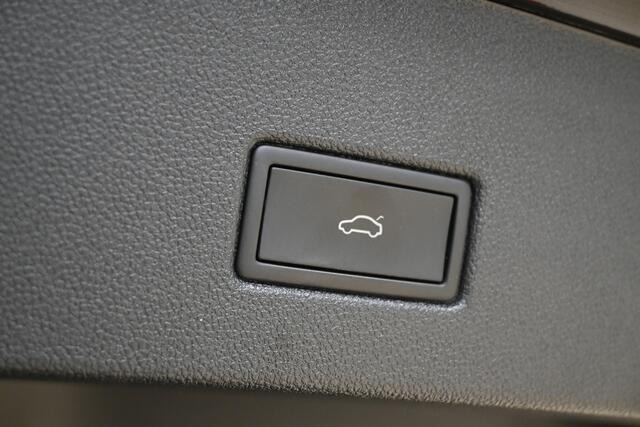 Volkswagen T-Roc 1.5 TSI 150pk R-Line Business+ | IQ. Light | Elek. klep | Trekhaak | Keyless |