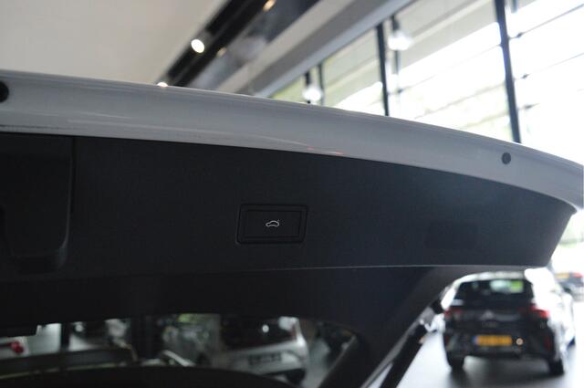 Volkswagen T-Roc 1.5 TSI 2X R-Line navi pano camera trekhaak keyless 150 pk !!