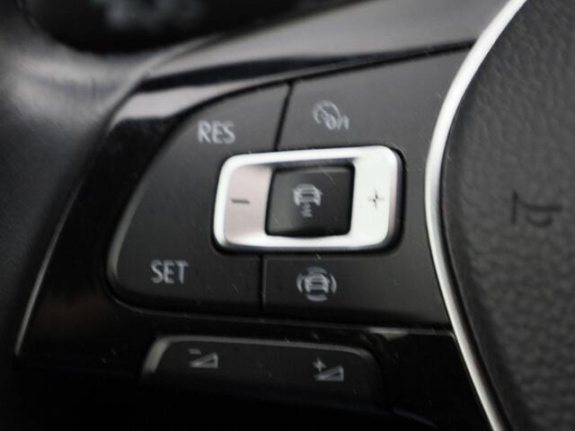 Volkswagen T-Roc 1.0 TSI 110PK Style | Achteruitrijcamera | Parkeersensoren | Navigatie |