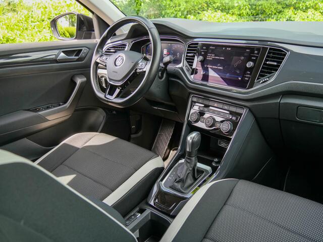 Volkswagen T-Roc 1.5 TSI 150PK Automaat Sport | TREKHAAK | CAMERA | CARPLAY | * HEMELVAARTSDAG GEOPEND VAN 09:00 - 16:00 *