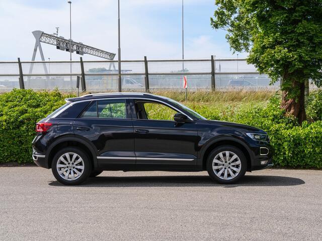 Volkswagen T-Roc 1.5 TSI 150PK Automaat Sport | TREKHAAK | CAMERA | CARPLAY | * HEMELVAARTSDAG GEOPEND VAN 09:00 - 16:00 *