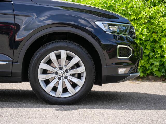 Volkswagen T-Roc 1.5 TSI 150PK Automaat Sport | TREKHAAK | CAMERA | CARPLAY | * HEMELVAARTSDAG GEOPEND VAN 09:00 - 16:00 *