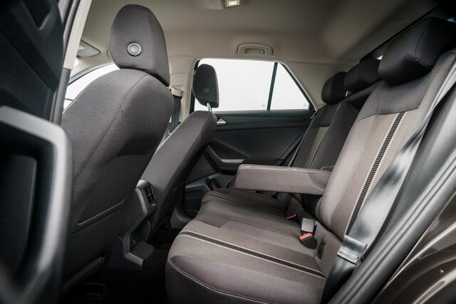 Volkswagen T-Roc 1.5 TSi 150 PK Sport | Adapt. Cruise | Trekhaak | LED | 17 inch LMV | Getint Glas