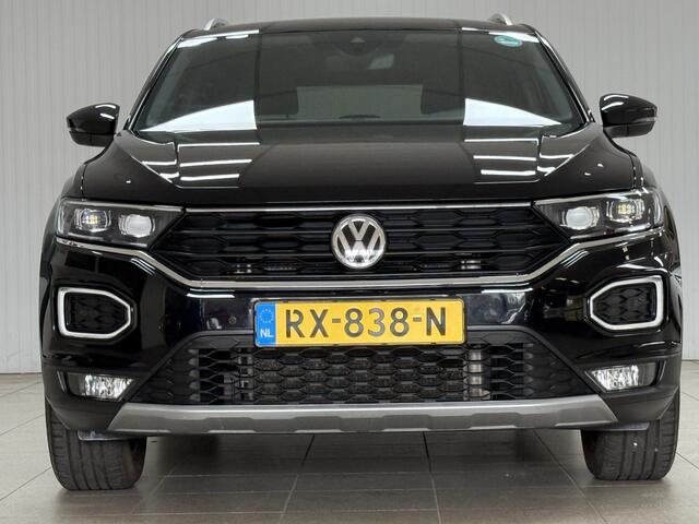 Volkswagen T-Roc 1.5 TSI Sport/ 150pk!/ Trekhaak/Zwarte-Hemel/ Virtual Cockpit/ LED Koplampen/ 17'' LMV/ Camera/ Half-Leder/ Adaptive Cruise/ Lane-Assist./ Apple + Android/ DAB+/ Extra getint glas/ PDC V+A.