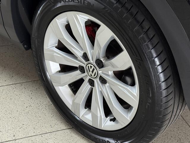 Volkswagen T-Roc 1.5 TSI Sport/ 150pk!/ Trekhaak/Zwarte-Hemel/ Virtual Cockpit/ LED Koplampen/ 17'' LMV/ Camera/ Half-Leder/ Adaptive Cruise/ Lane-Assist./ Apple + Android/ DAB+/ Extra getint glas/ PDC V+A.