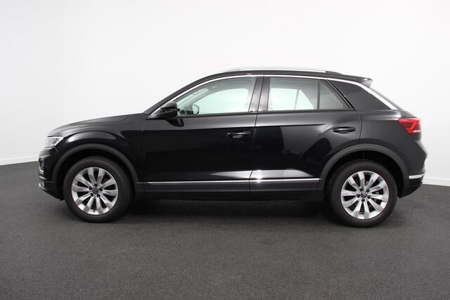Volkswagen T-Roc 1.5 TSI 150pk DSG Sport Volkswagen T-Roc 1.5 TSI DSG Sport | Navigatie | Adaptive Cruise Control | Digitale Cockpit | Camera | Elektirsche Achterklep |
