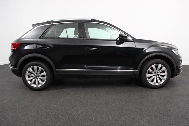 Volkswagen T-Roc 1.5 TSI 150pk DSG Sport Volkswagen T-Roc 1.5 TSI DSG Sport | Navigatie | Adaptive Cruise Control | Digitale Cockpit | Camera | Elektirsche Achterklep |