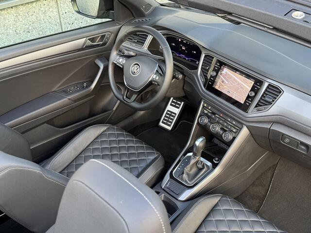 Volkswagen T-Roc Cabrio 1.5 TSI R-Line Nardo Grijs | Camera | ACC | Keyless | Trekhaak | Matrix LED | Park Assist | Dodehoekassistent | CarPlay | Stoelverwarming | Stuurverwarming | Sfeerverlichting | Beats Audio