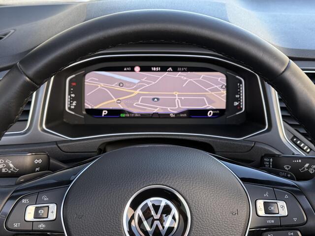 Volkswagen T-Roc Cabrio 1.5 TSI R-Line Nardo Grijs | Camera | ACC | Keyless | Trekhaak | Matrix LED | Park Assist | Dodehoekassistent | CarPlay | Stoelverwarming | Stuurverwarming | Sfeerverlichting | Beats Audio