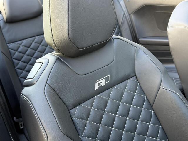 Volkswagen T-Roc Cabrio 1.5 TSI R-Line Nardo Grijs | Camera | ACC | Keyless | Trekhaak | Matrix LED | Park Assist | Dodehoekassistent | CarPlay | Stoelverwarming | Stuurverwarming | Sfeerverlichting | Beats Audio