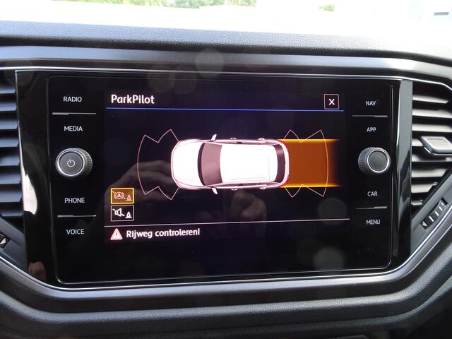 Volkswagen T-Roc 1.0 TSI Style Automatische airco, licht metalen velgen, navigatie, cruise controle, parkeersensoren, enz,enz.