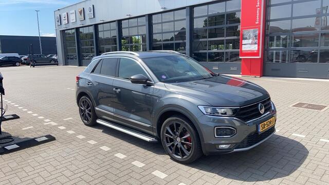 Volkswagen T-Roc 1.5 TSI Sport 110KW-150PK, trekhaak, Sportplus pakket, Executive pakket, Winterpakket met stoel verwarming, All season banden, 18 inch Wielen, side steps, Privacy glass