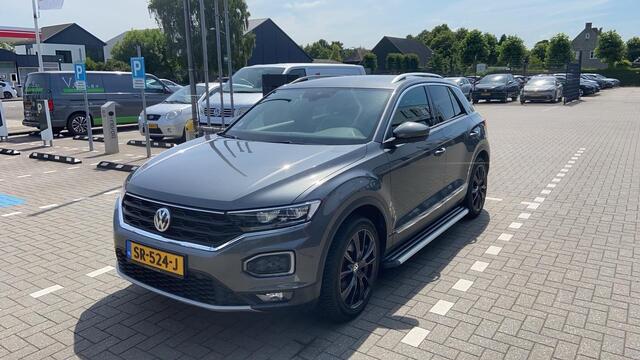 Volkswagen T-Roc 1.5 TSI Sport 110KW-150PK, trekhaak, Sportplus pakket, Executive pakket, Winterpakket met stoel verwarming, All season banden, 18 inch Wielen, side steps, Privacy glass