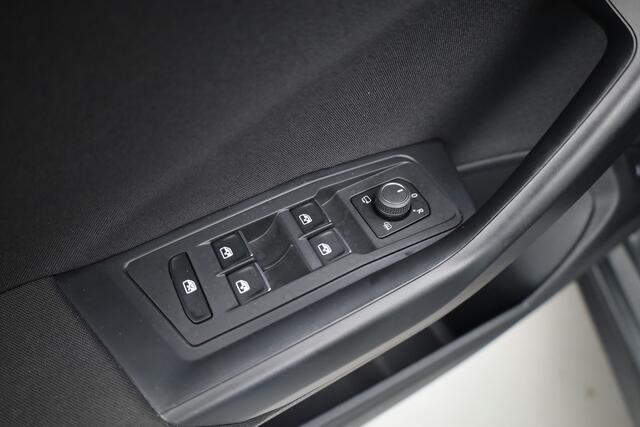 Volkswagen T-Roc 1.5 TSI Style | Navi | Adapt. Cruise | Apple CarPlay | Stoelverw. | PDC | All seasons