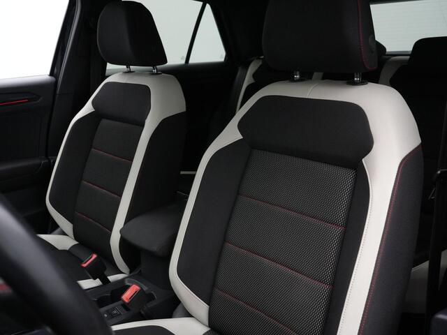 Volkswagen T-Roc 1.5 TSI 150 pk Sport | Trekhaak | Achteruitrijcamera | Navigatie | Stoelverwarming