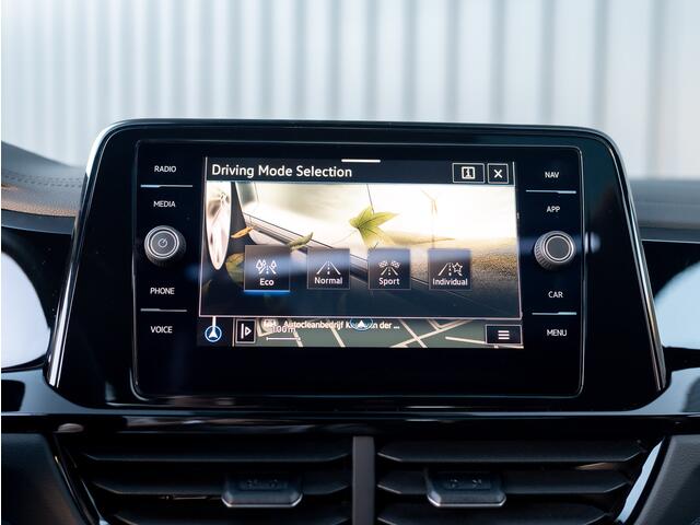 Volkswagen T-Roc 1.5 TSI R-Line Business | Panodak | Trekhaak | Elk. A-klep | Keyless | IQ Light | 19'' | Side Assist | Prijs Rijklaar!!