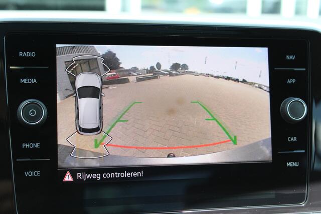 Volkswagen T-Roc 1.5 TSI Style | Pano | Trekhaak | Carplay |