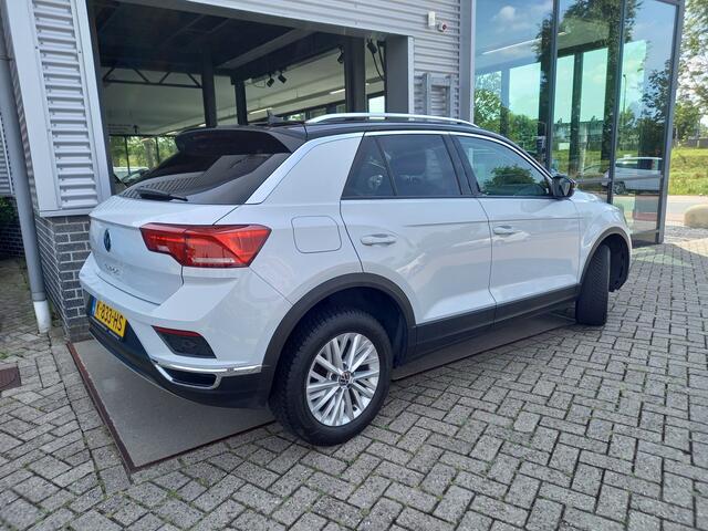 Volkswagen T-Roc 1.5 TSI Style Business NL AUTO - 1 EIGENAAR - CAMERA - PDC V/A - ADAPTIVE CRUISE - STOELVERW - CARPLAY / ANDROID -