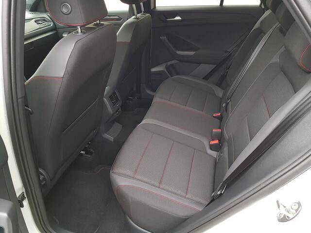 Volkswagen T-Roc 1.5 TSI 150pk R-Line Sport DSG | Navigatie | Climate Control | Camera | Virtual Cockpit | Elektrische achterklep | DAB | Lane assist | Adaptive cruise control |