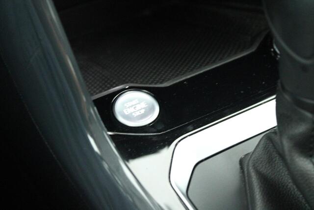 Volkswagen T-Roc 1.5 TSI 150pk DSG R-Line Sport Trekhaak Camera Virtual Cockpit Keyless Stoelverwarming Navigatie