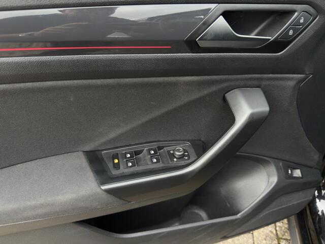 Volkswagen T-Roc 1.5 TSI R-line Trekhaak Pano Automaat ACC Camera