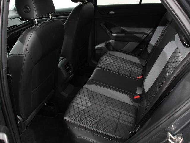 Volkswagen T-Roc 1.5 TSI 150pk DSG R-Line | Navigatie | Apple Carplay/Android Auto | Parkeersensoren | Camera | Adaptive Cruise Control | Dab | Digitale Cockpit