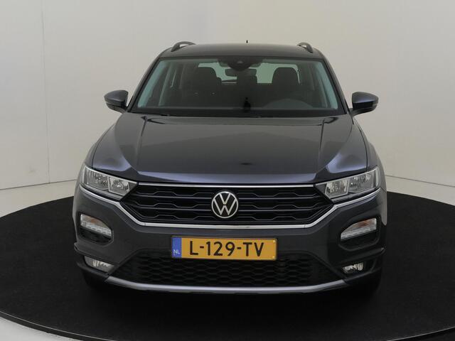 Volkswagen T-Roc 1.5 TSI Style Business | Achteruitrijcamera | Navigatie | Adaptieve cruise control | Draadloze telefoonlader | Airco | CarPlay | Parkeersensoren |