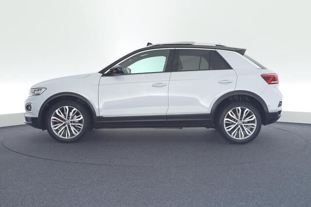 Volkswagen T-Roc 1.5 TSI 150pk DSG Sport Trekhaak Camera Leder Keyless Stoelverwarming Panoramadak Virtual Cockpit Navigatie