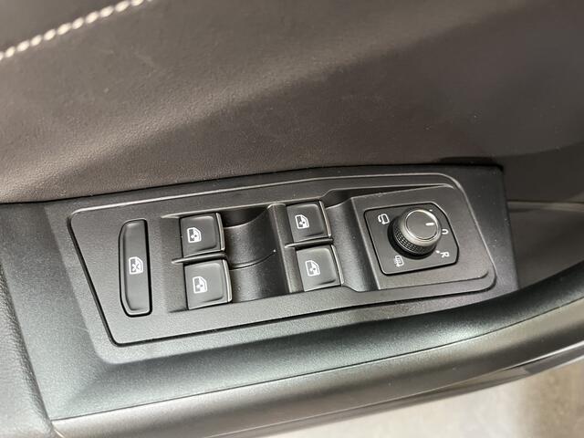 Volkswagen T-Roc 1.5 TSI R-Line / AUTOMAAT/ 2X R-LINE/ MATRIX/ APP-CONNECT/ ADAPT. CRUISE/ DAB/ PARK. SENSOREN + CAMERA/ RIJ-MODI/ CLIMA/ STOEL VERWARM./ BLUETOOTH/ 17" LMV
