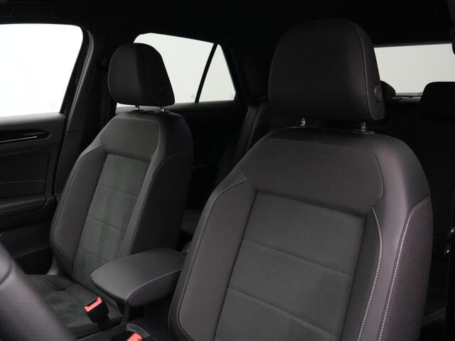 Volkswagen T-Roc 1.5 TSI 150 pk DSG R-Line Edition | Trekhaak | Achteruitrijcamera | Navigatie | Stoelverwarming | Adaptive Cruise