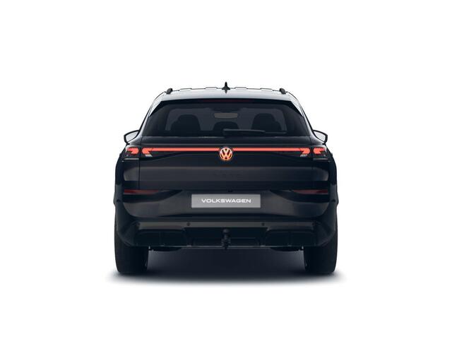 Volkswagen T-Roc R-Line First Edition 1.5 eTSI 150 PK | Trekhaak | 360 Camera | Head-Up | Elektrische Achterklep | Stoel- en Stoelverwarming |