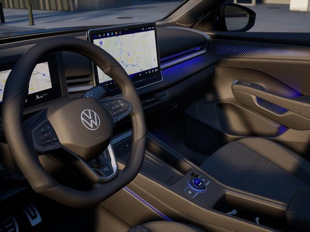 Volkswagen T-Roc R-Line First Edition 1.5 eTSI 150 PK | Trekhaak | 360 Camera | Head-Up | Elektrische Achterklep | Stoel- en Stoelverwarming |