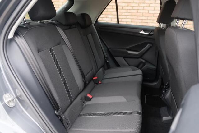 Volkswagen T-Roc 1.5 TSi 150pk DSG Life Business | App Connect | Climate | Adaptive Cruise | Stoelverwarming | Camera | PDC | Trekhaak