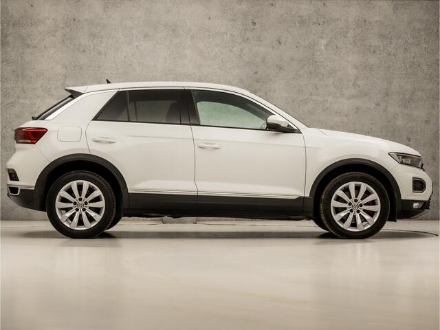 Volkswagen T-Roc 1.5 TSI Sport 150Pk Automaat (VIRTUAL COCKPIT, APPLE CARPLAY, GROOT NAVI, CLIMATE, LEDER, STOELVERWARMING, LED KOPLAMPEN, ZWART HEMEL, GETINT GLAS, CAMERA, ADAPTIVE CRUISE, NIEUWSTAAT)