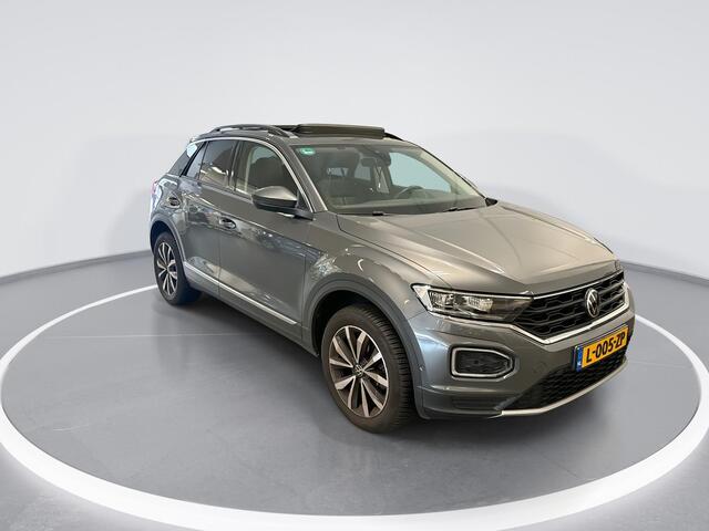 Volkswagen T-Roc 1.5 TSI 150pk DSG Sport Business R · Panoramadak · Camera · Afneembare Trekhaak · Stoelverwarming · Elek. Achterklep · Apple/Android Car Play ·