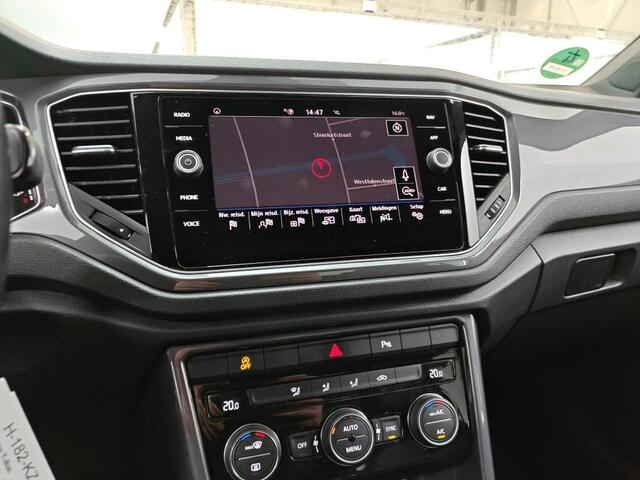 Volkswagen T-Roc 1.5 TSI Sport / Digitaal dashboard / Navigatie / 2x R-line / Afneembare trekhaak / Parkeersensoren V+A /