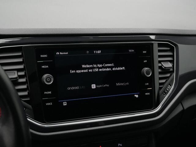 Volkswagen T-Roc 1.5 TSI 150 pk DSG Sport Business R | Panoramadak | Trekhaak | Stoelverwarming | Remklauwen rood | Side Assist | Adaptive Cruise